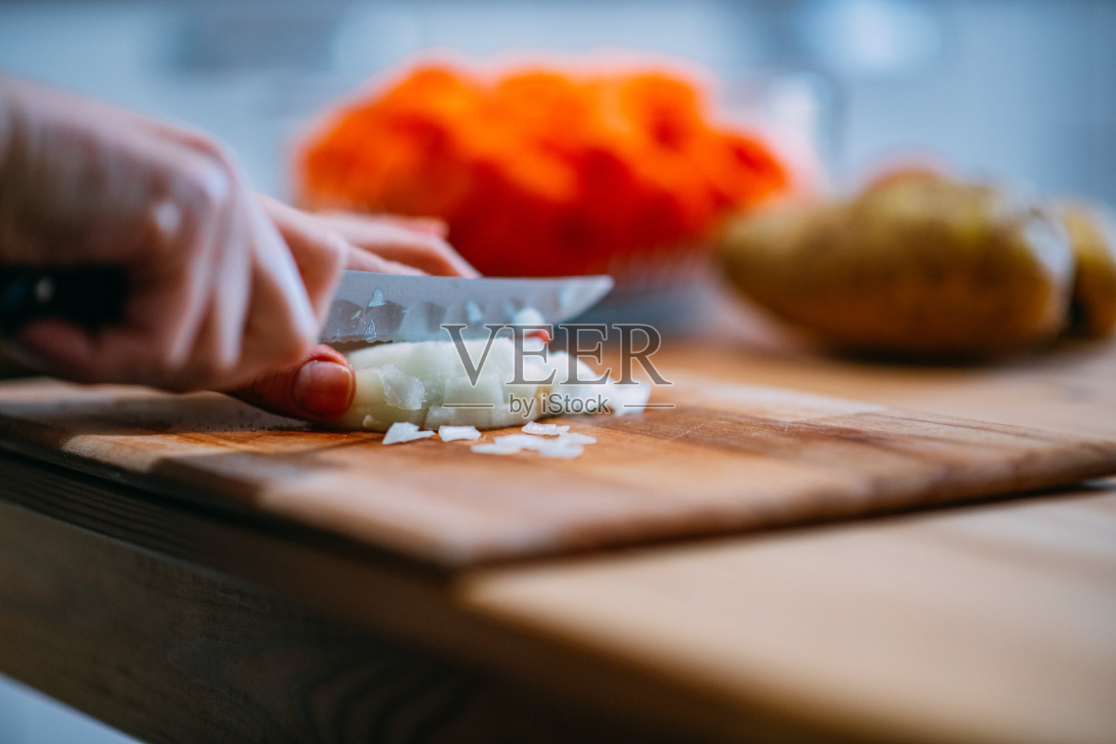 切洋葱的女人照片摄影图片