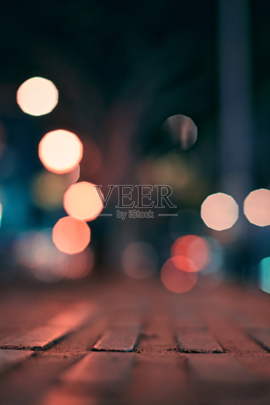 垂直模糊拍摄的光球在夜间散景照片摄影图片