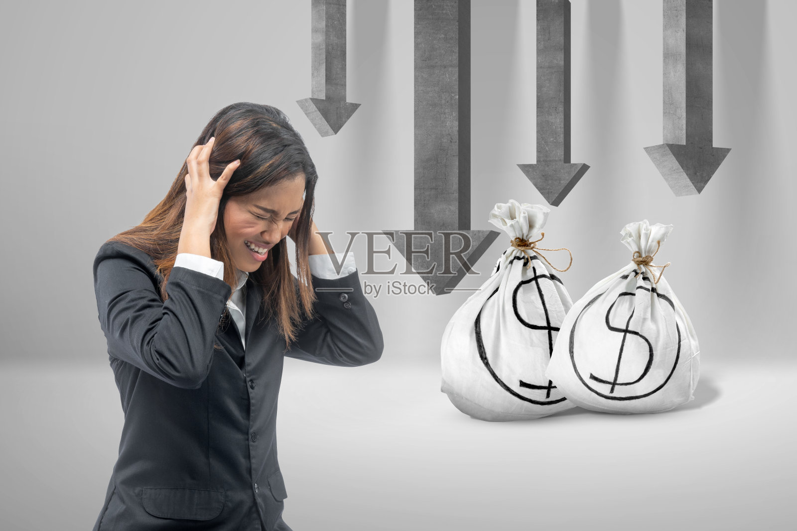 亚洲女商人，箭头递减，表情沮丧照片摄影图片