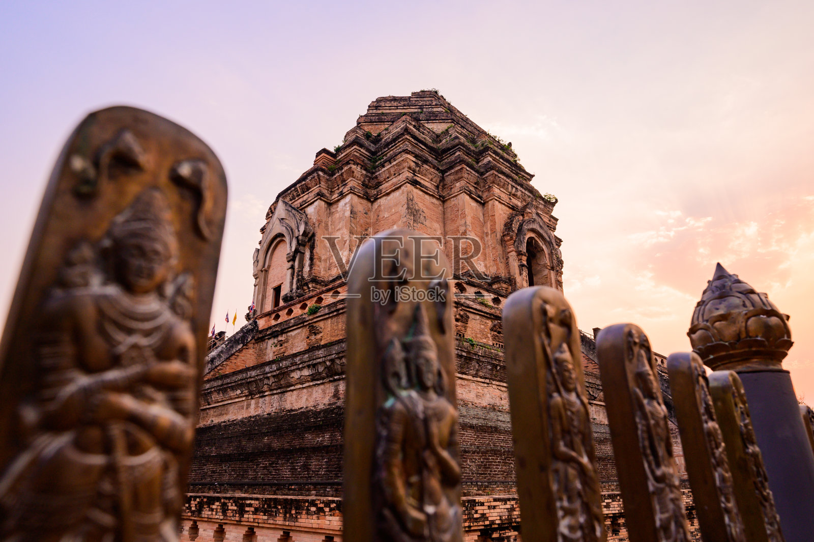 傍晚时分的赤地銮寺古塔照片摄影图片