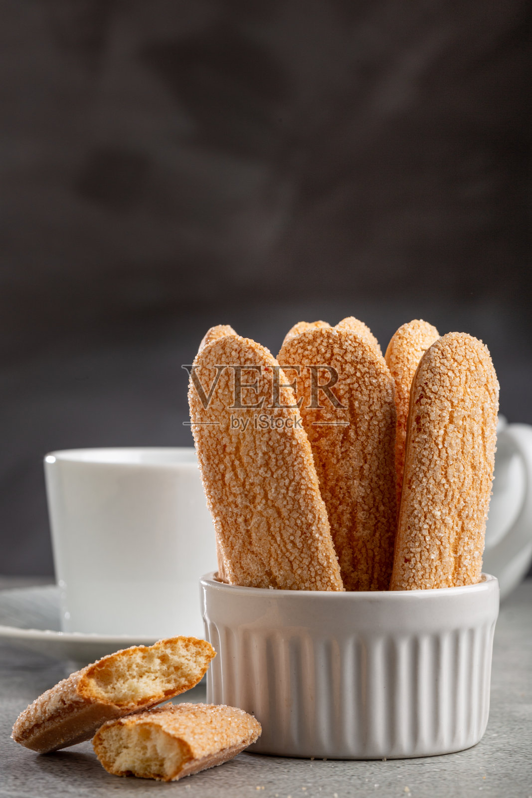 桌上有松脆饼干。照片摄影图片