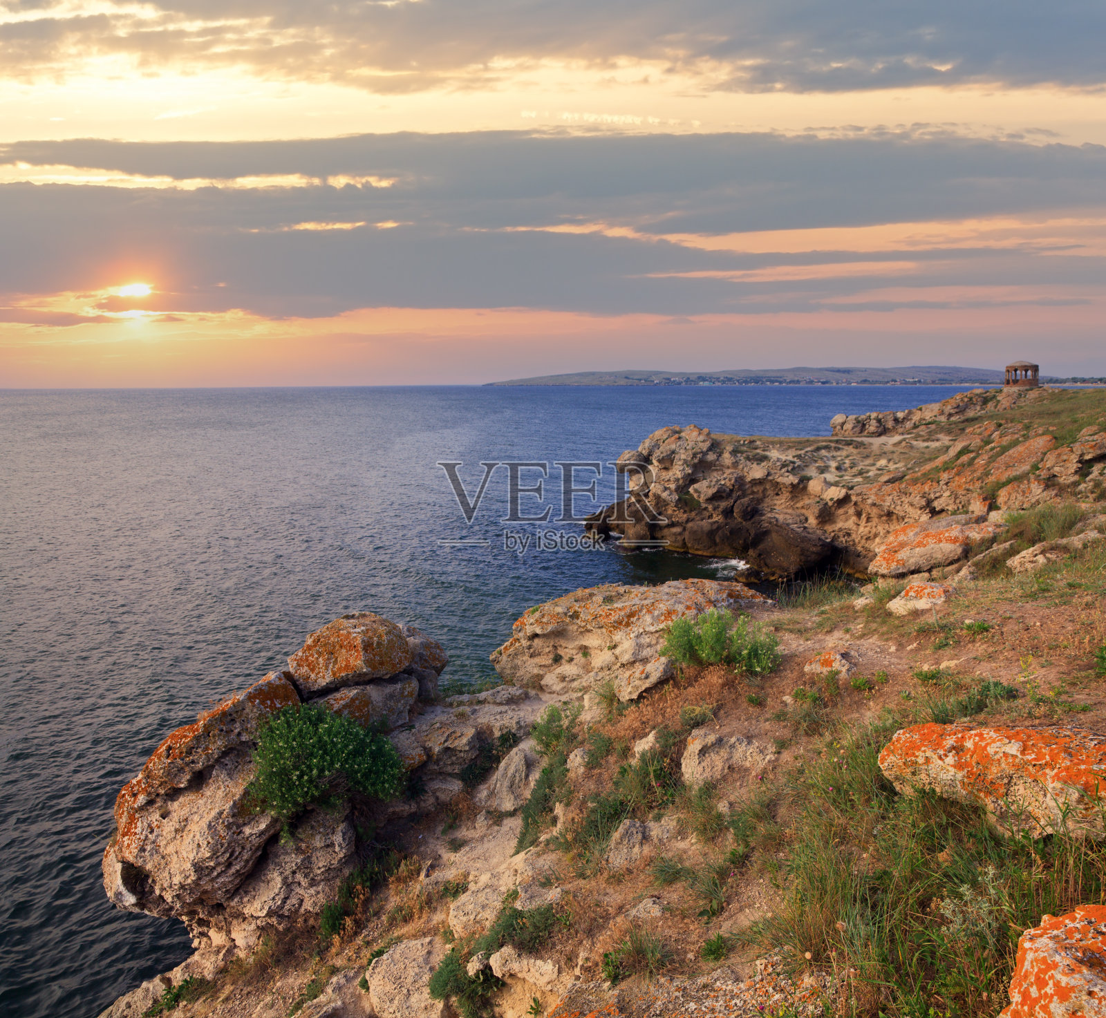 夏天海岸线多岩石，海角有凉亭照片摄影图片