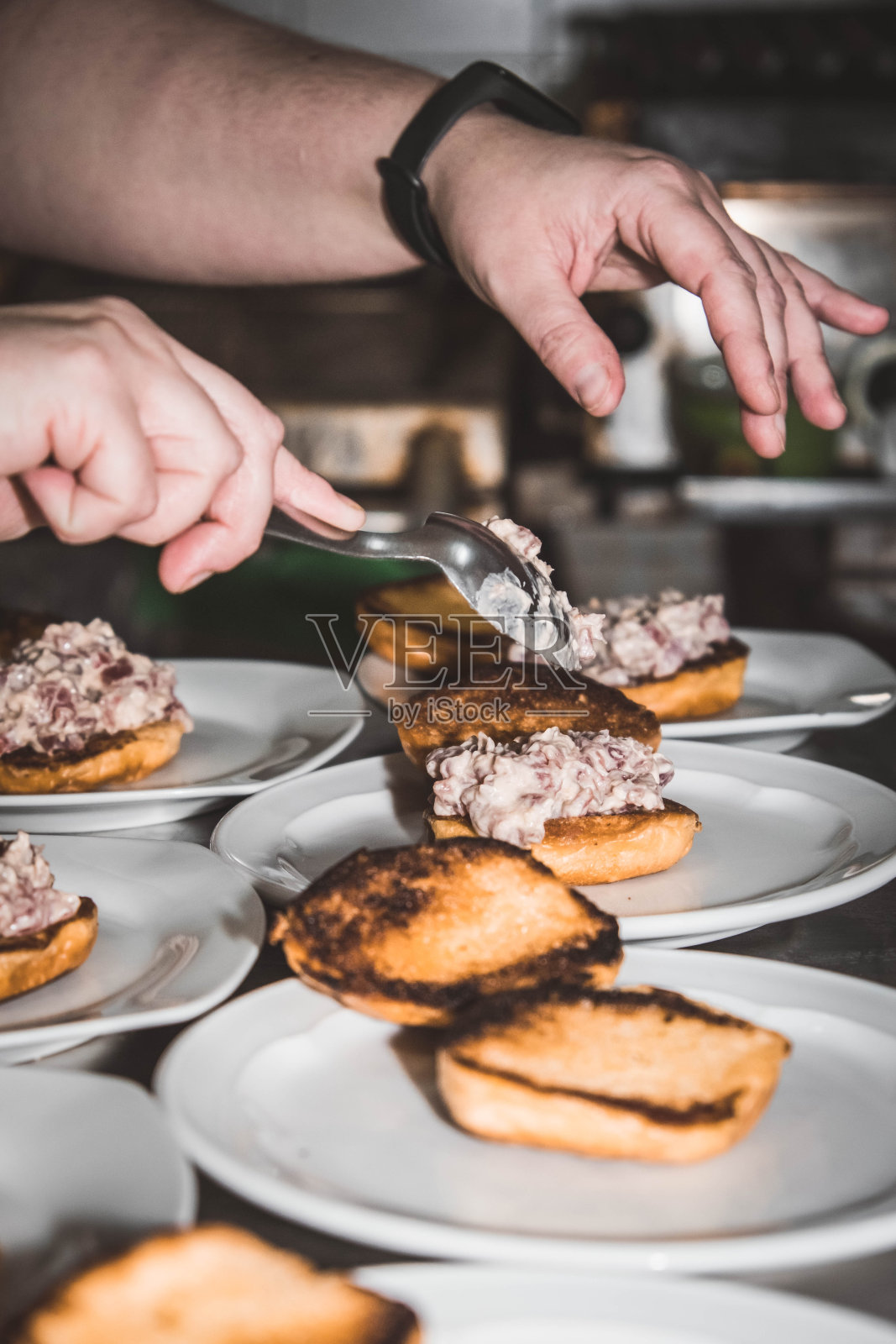 厨师吃完了她的盘子，马上就要上桌了。照片摄影图片