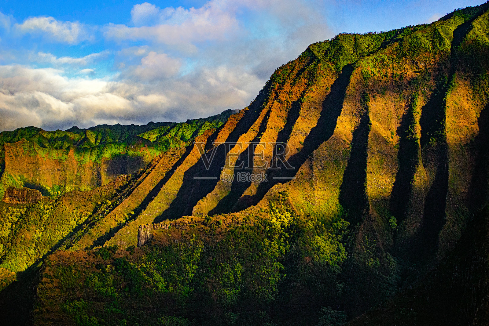 阳光下的Na Pali(高悬崖)火山垂直悬崖，考艾岛北岸照片摄影图片