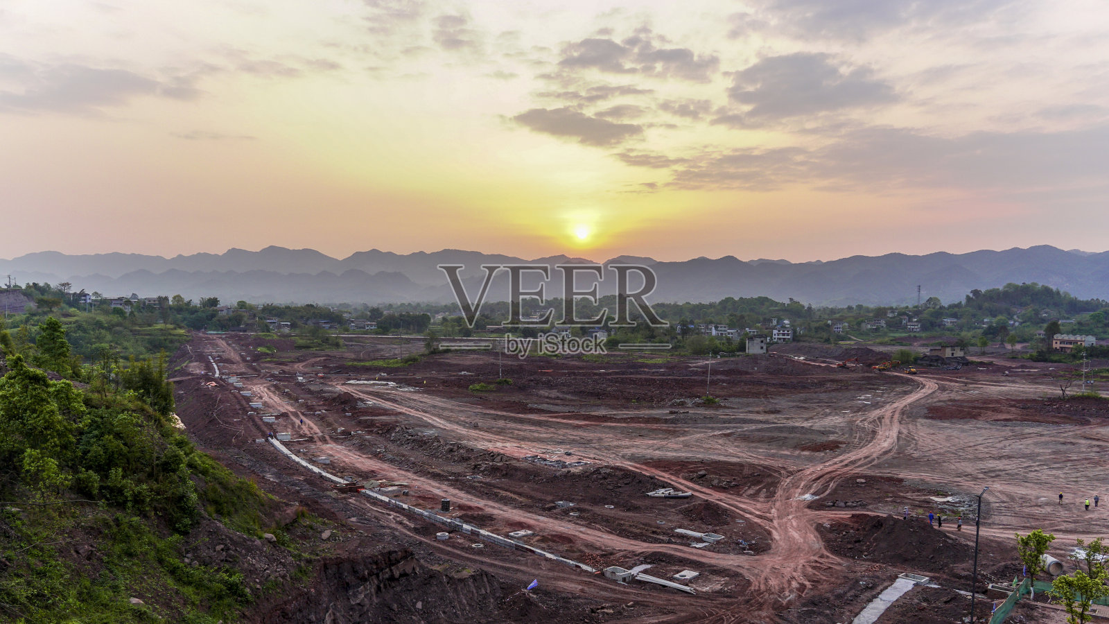 朝阳下正在建设的工业园区照片摄影图片