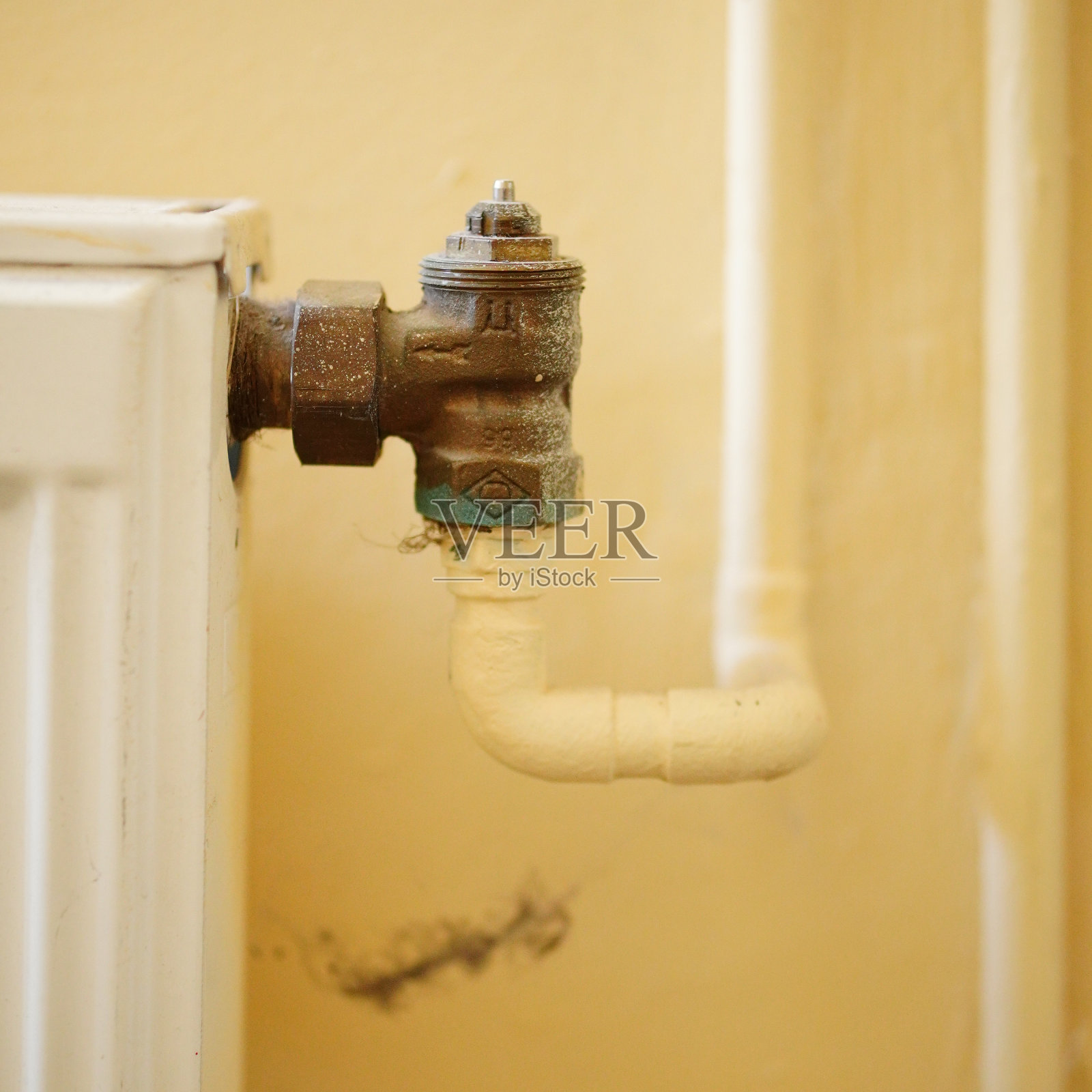 特写镜头的管道来自加热电池照片摄影图片