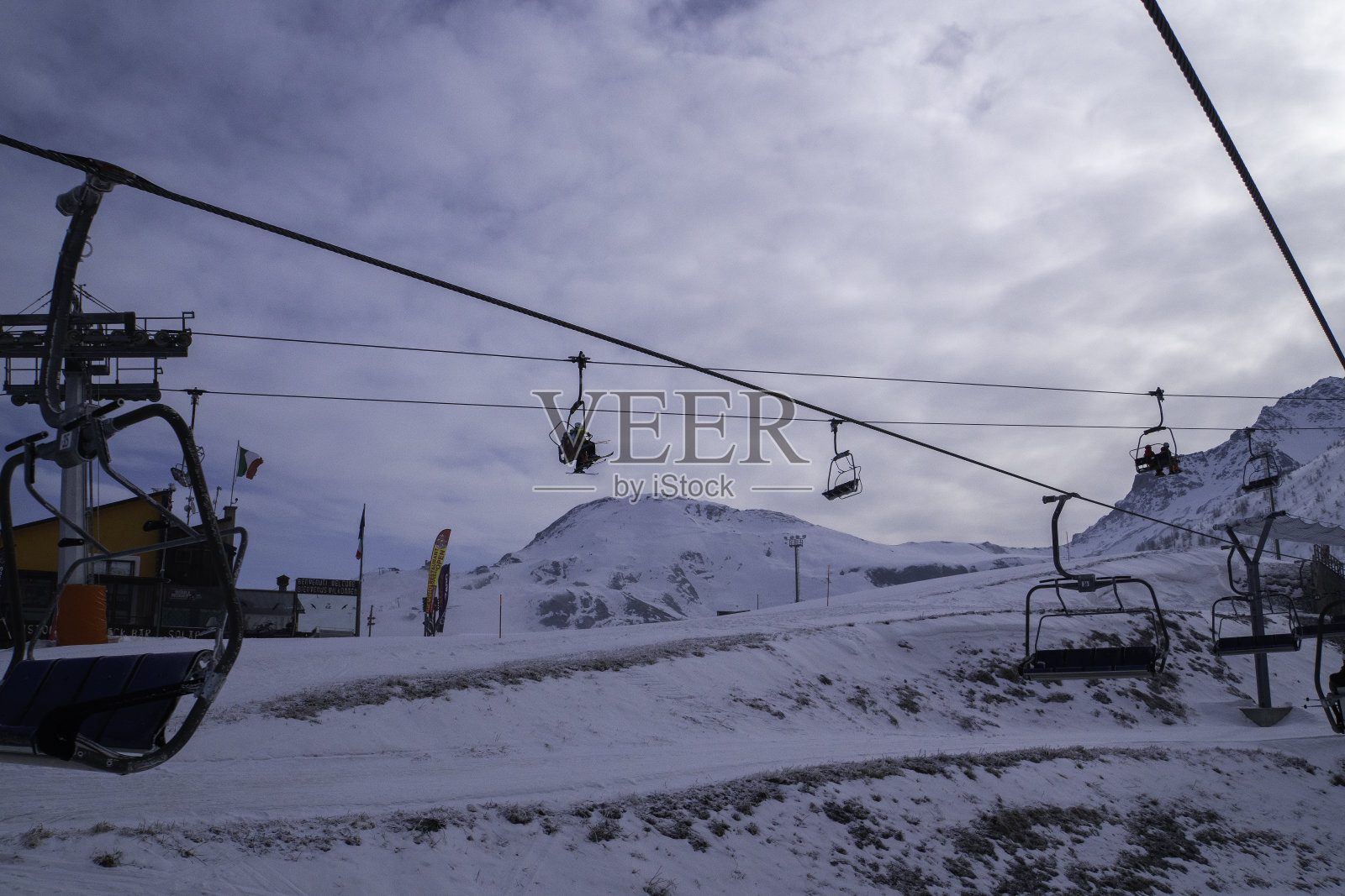 在雪地里散步照片摄影图片