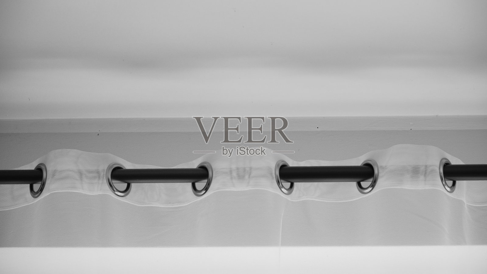 挂在小孔上的窗帘照片摄影图片