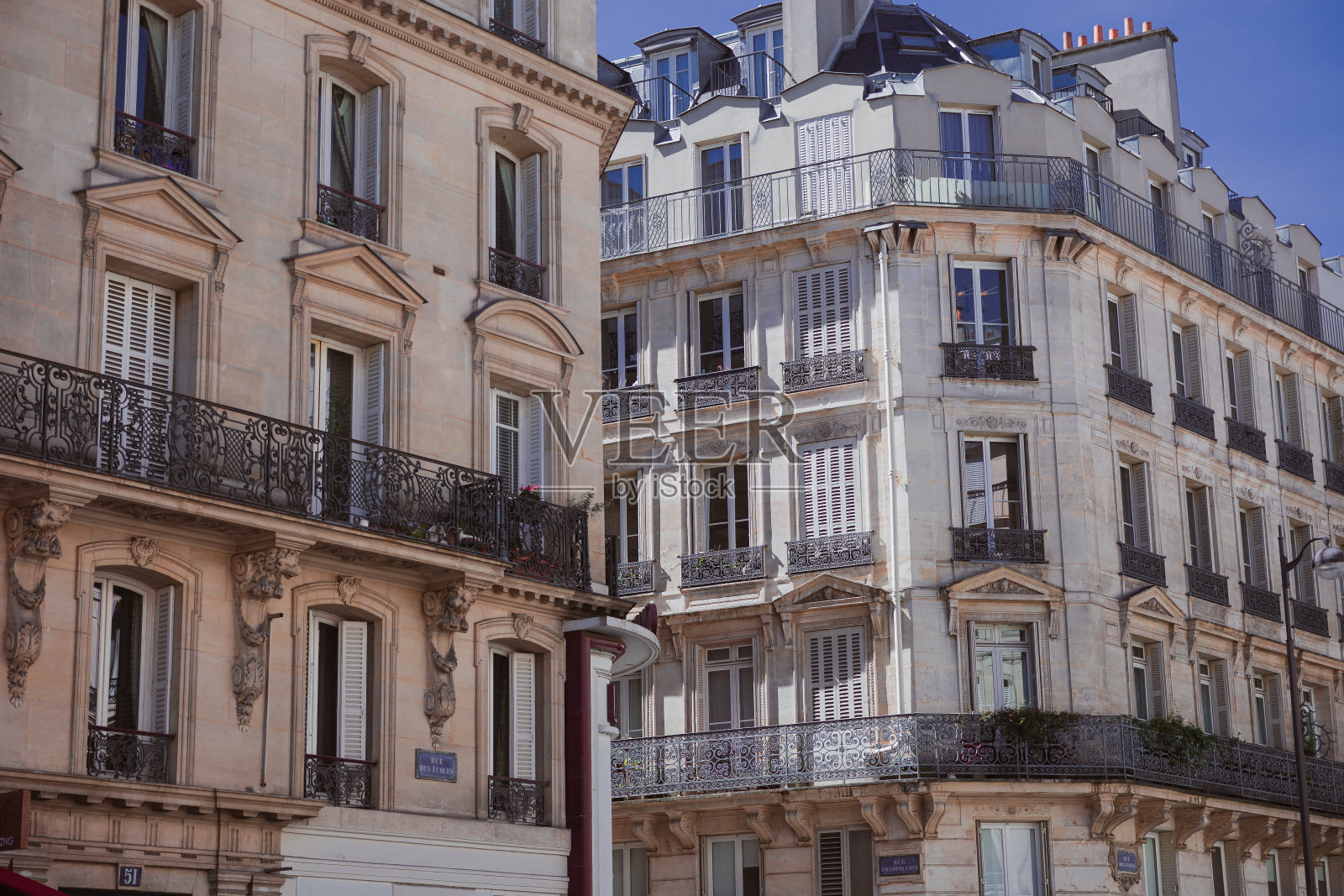 晴朗的夏日，法国巴黎市中心，蓝天下美丽的历史建筑照片摄影图片