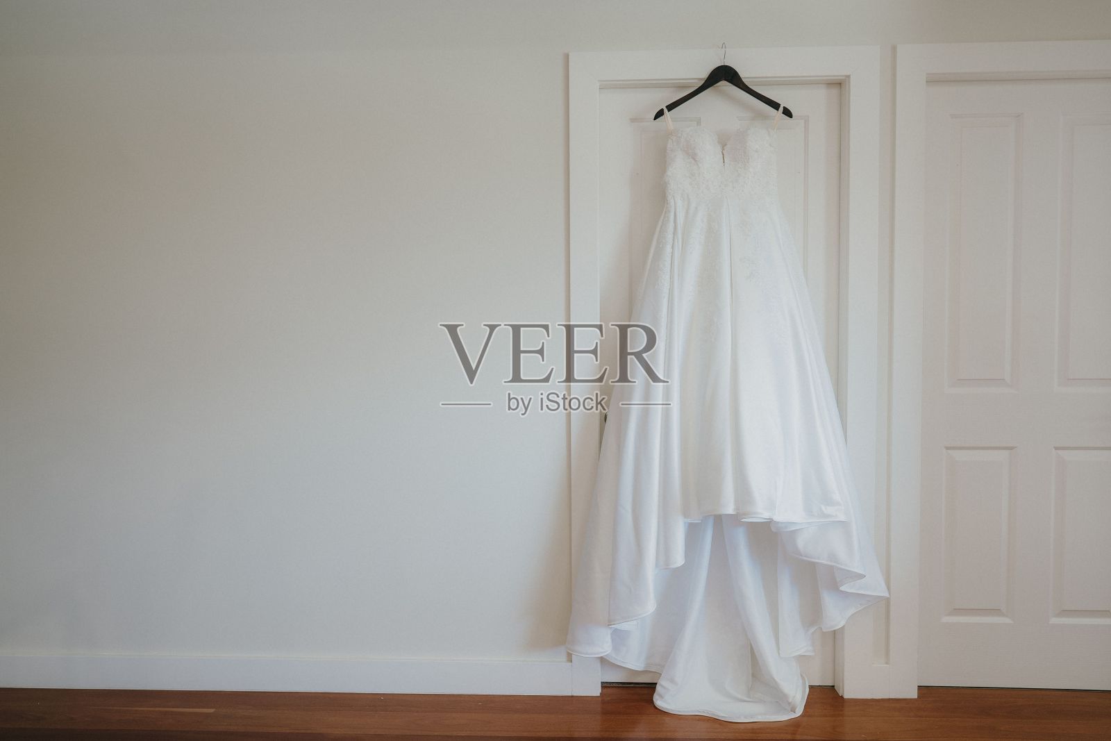 白色优雅的婚纱挂在房间里照片摄影图片