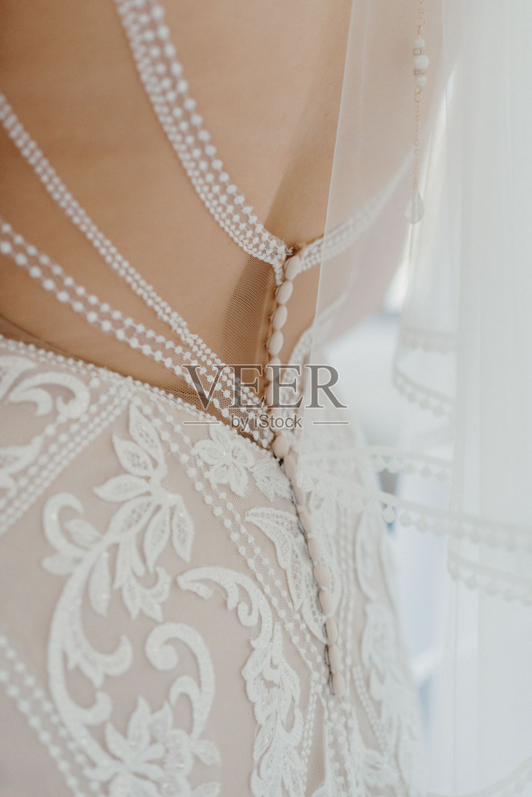 一个穿着婚纱的美丽女人的垂直镜头照片摄影图片