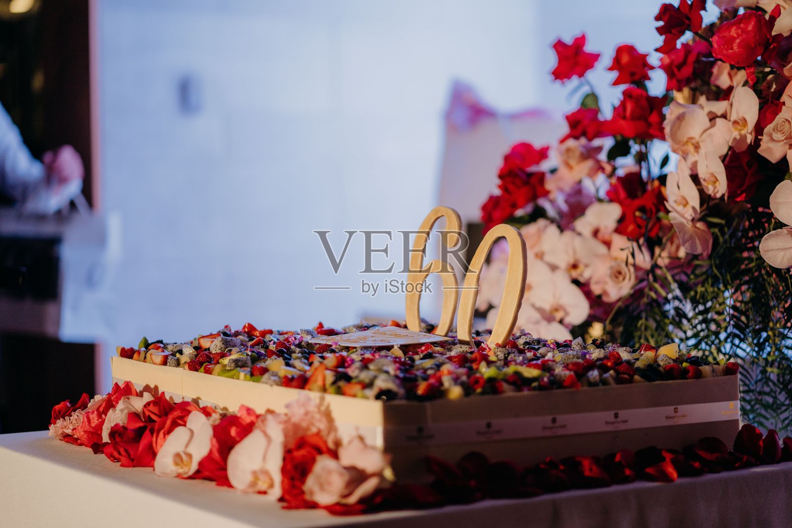 60岁生日大蛋糕的特写镜头照片摄影图片