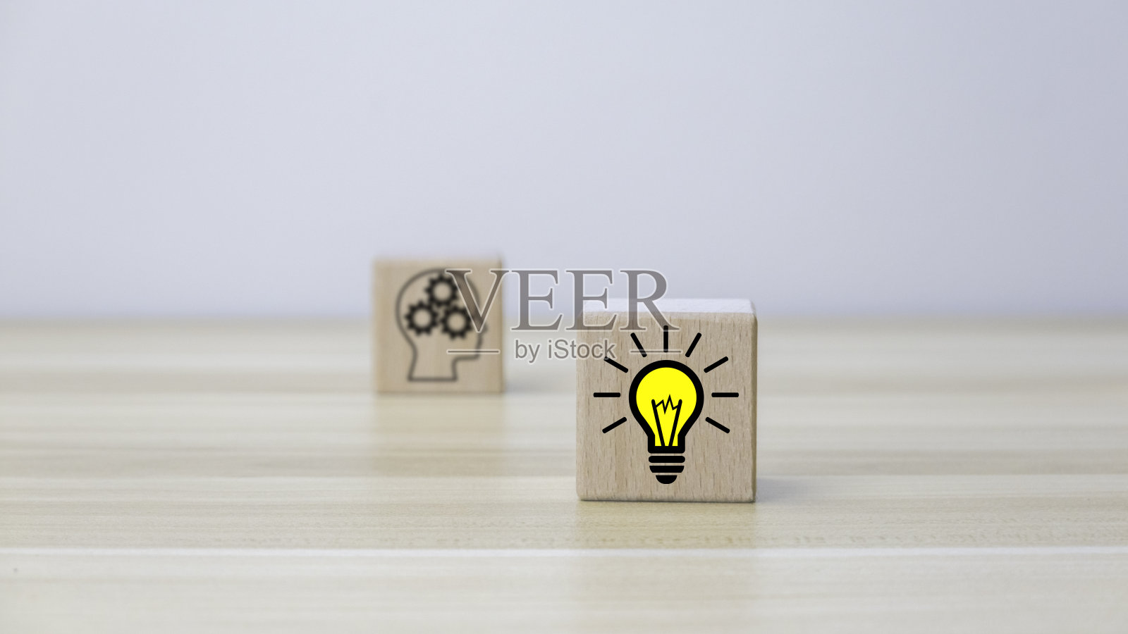 创意概念。手男子翻转木块立方体形成人的思想标志符号到右边灯泡符号。复古风格照片摄影图片