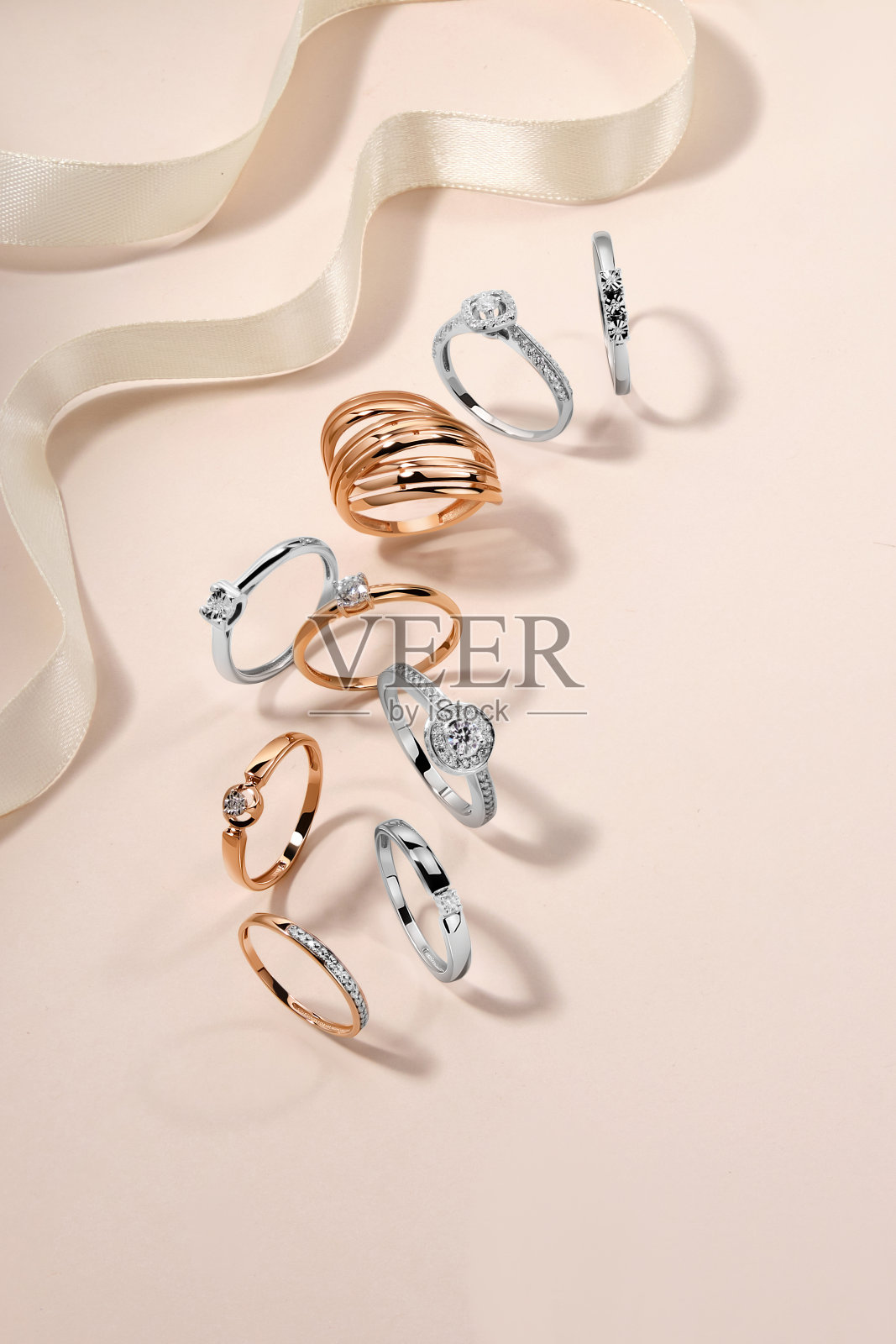 优雅的珠宝套装。镶有宝石的首饰。珠宝配件拼贴。产品静物概念。戒指、项链和耳环。照片摄影图片