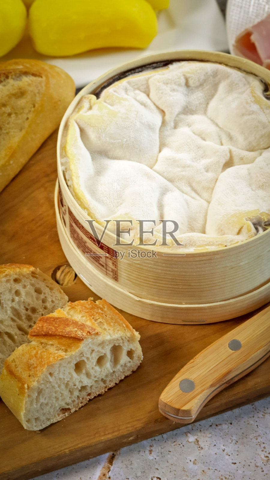 一张桌子上的or山奶酪特写照片摄影图片