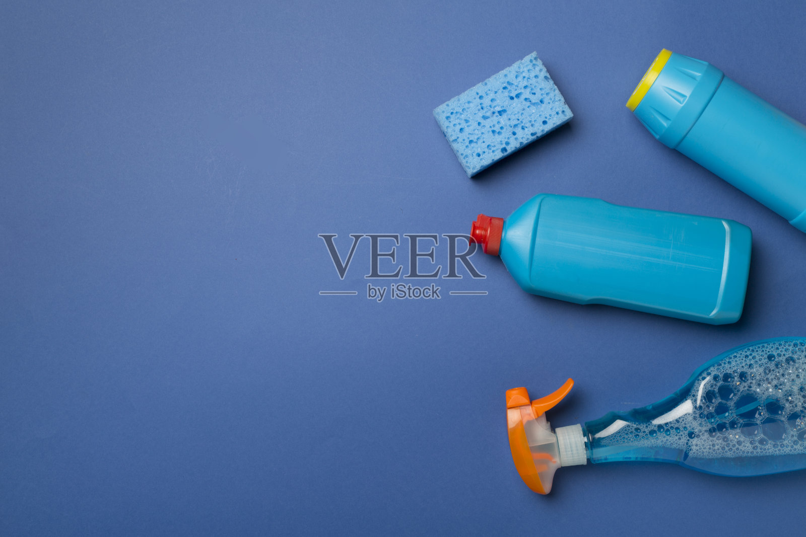 许多不同的房屋清洁产品的颜色背景，俯视图照片摄影图片