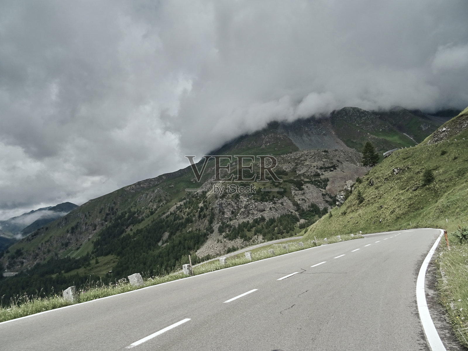森林里的柏油路。通往山里的路。Alpen路照片摄影图片