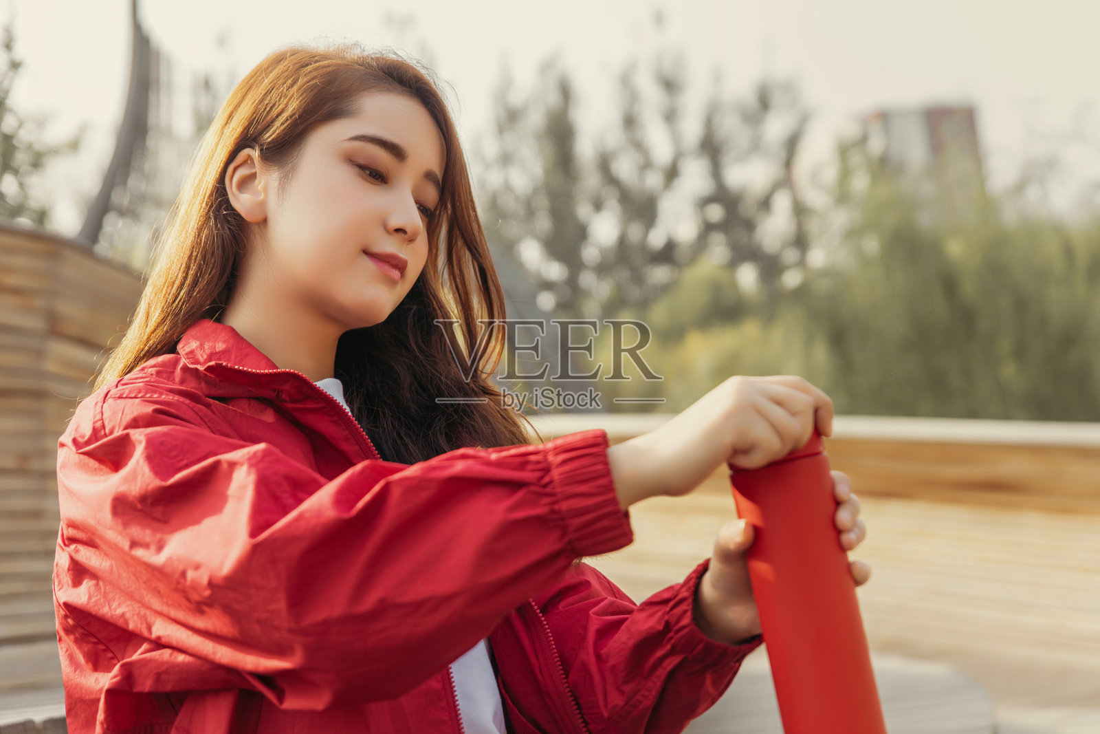 秋天的肖像，快乐的女孩在公园休息照片摄影图片