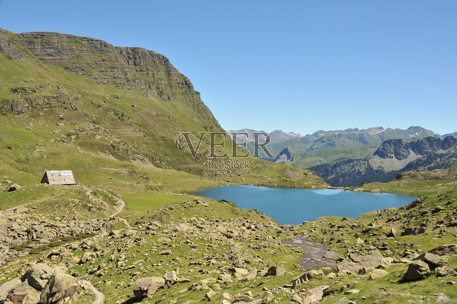 看到青山和带湖的山谷。照片摄影图片