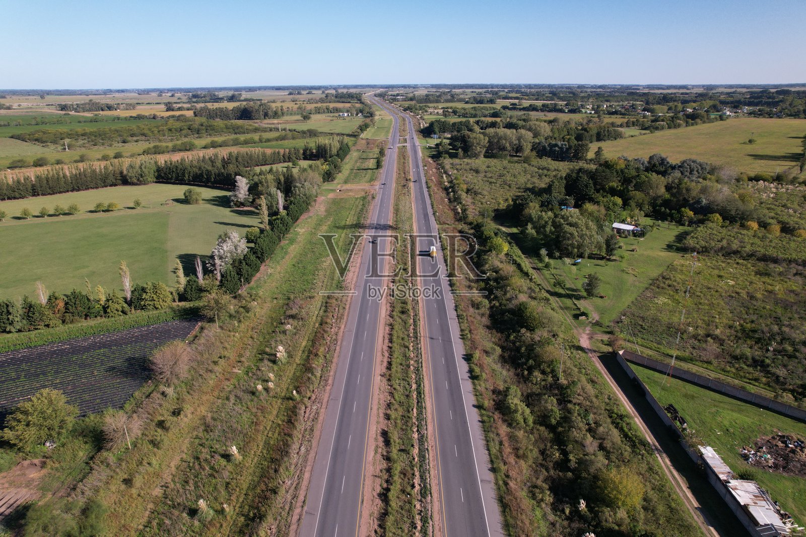 田野环绕的道路鸟瞰图照片摄影图片