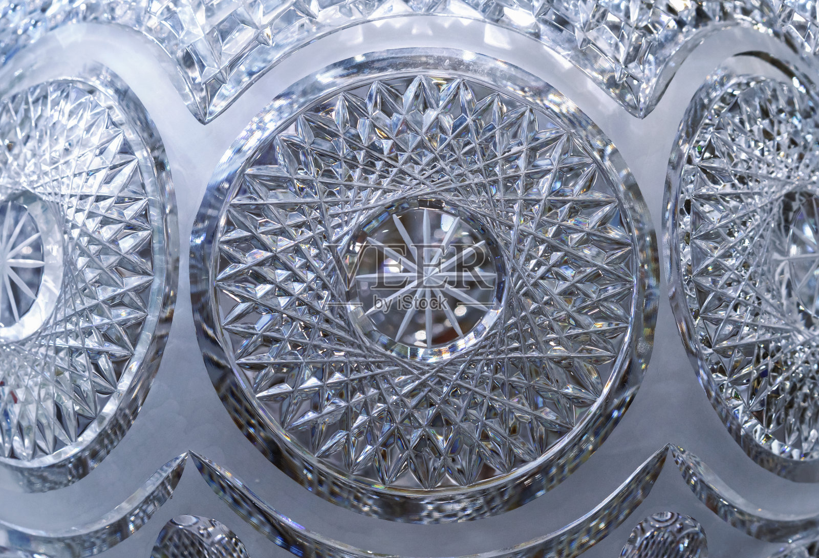 水晶花瓶细节与经典切割特写。照片摄影图片