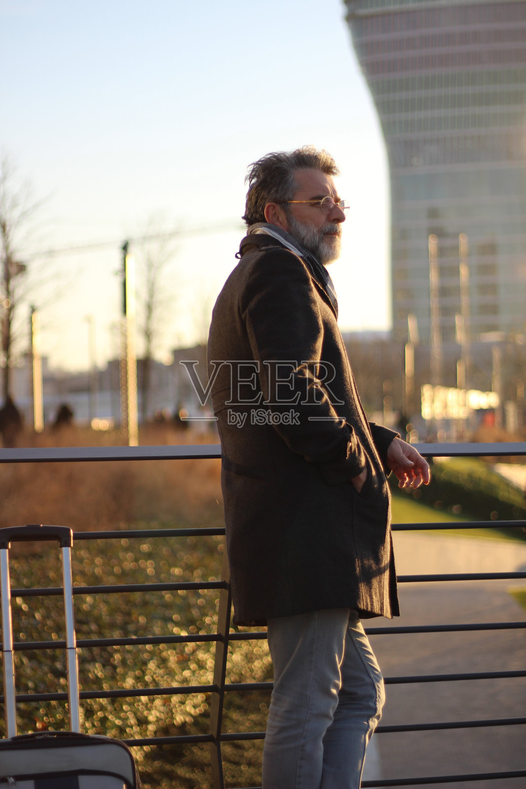 休闲优雅成熟的大胡子男人在城市的精英部分照片摄影图片