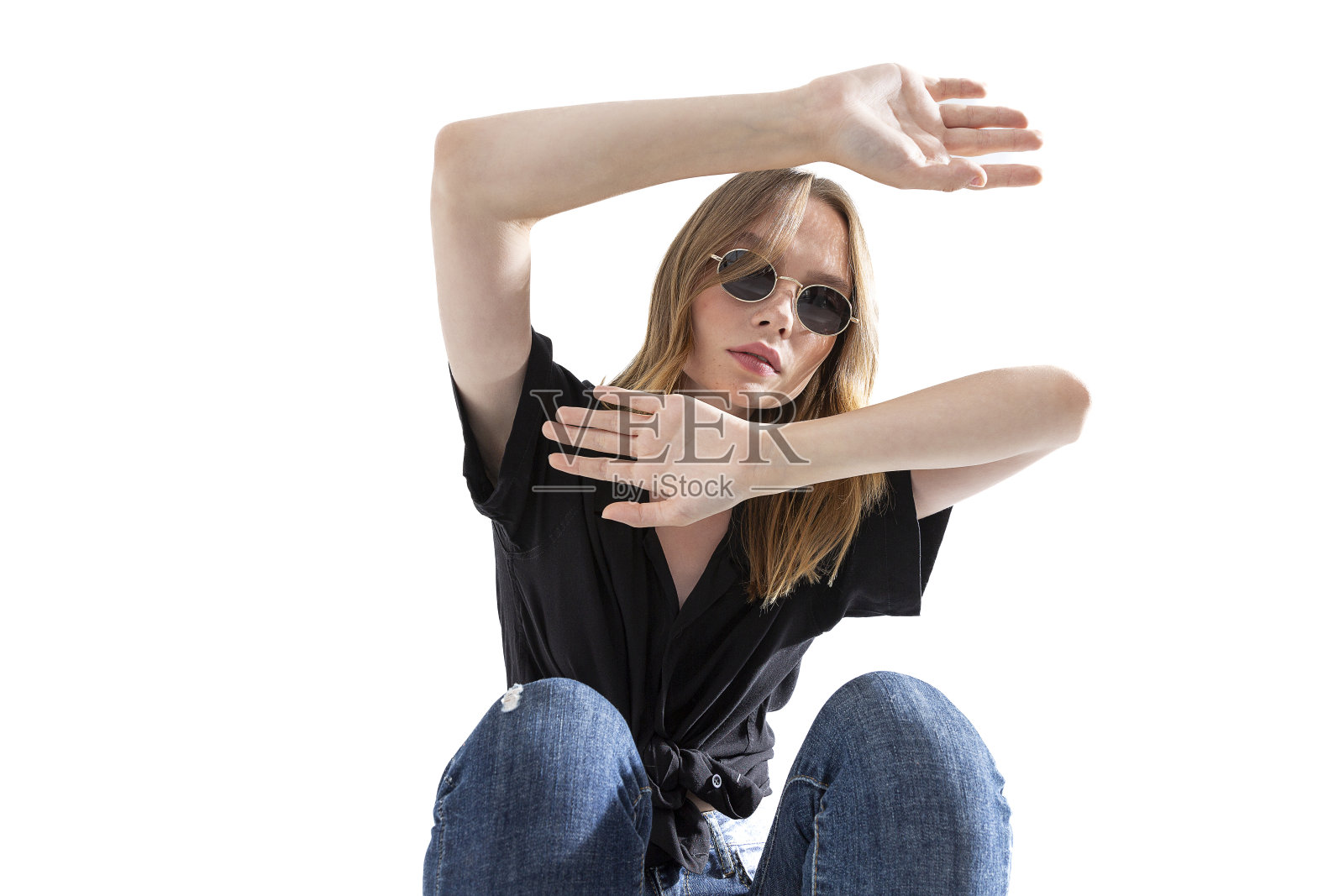 金发雀斑女孩戴太阳镜。照片摄影图片