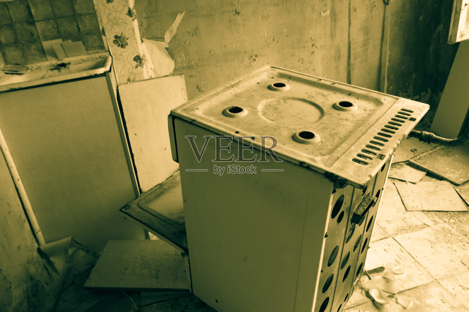 乌克兰切尔诺贝利禁区的鬼城普里皮亚季，废弃公寓的厨房。黑白色调照片摄影图片