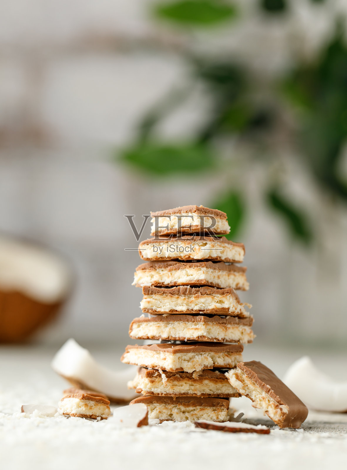 白底椰子巧克力。椰子巧克力堆。巧克力块和椰子牛轧糖照片摄影图片