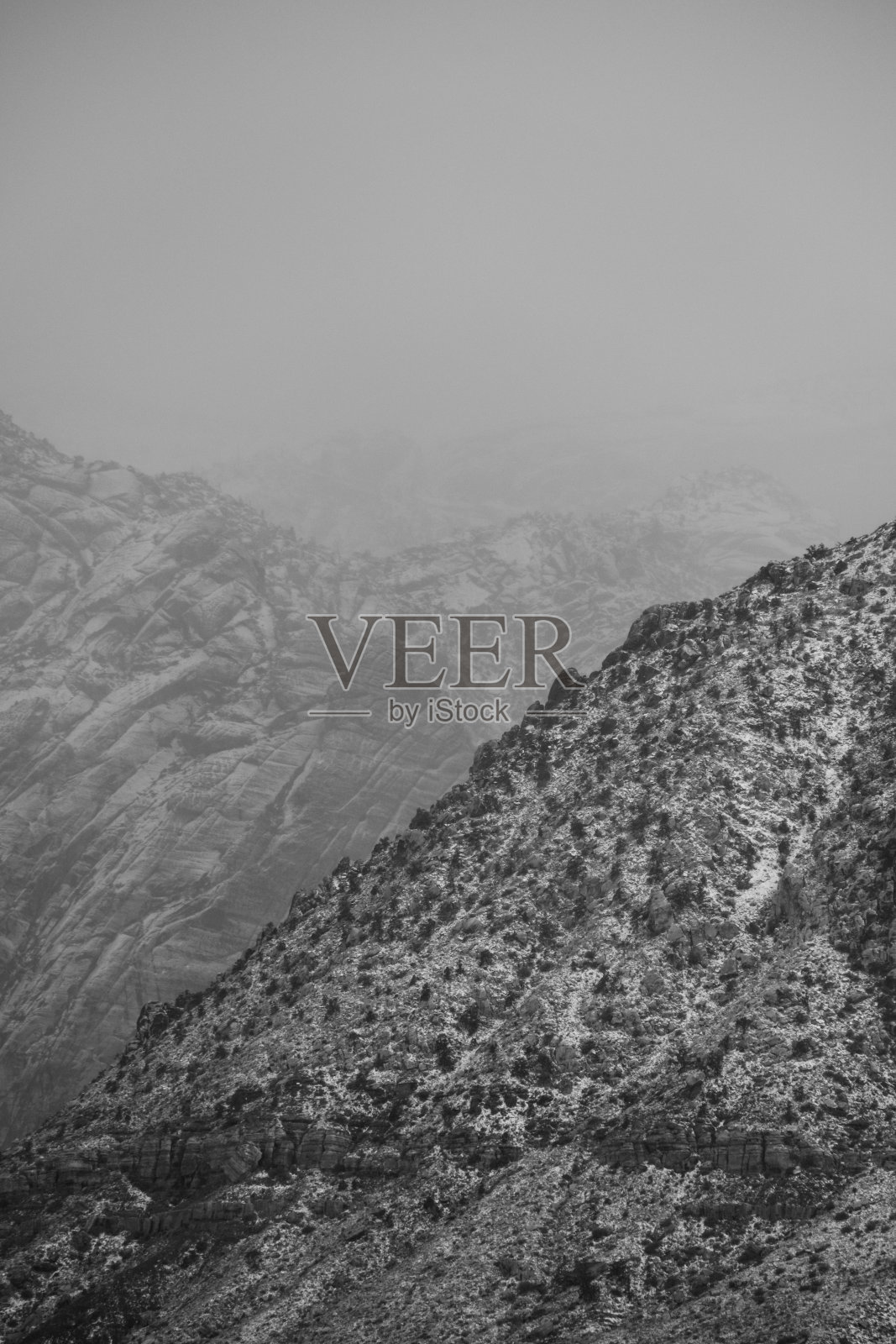 垂直拍摄的冬季多雾天气的山脉照片摄影图片