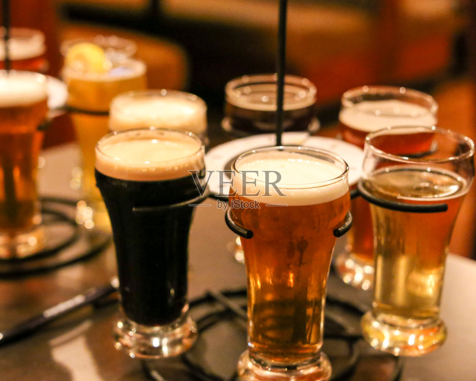 在架子上选择饮料照片摄影图片