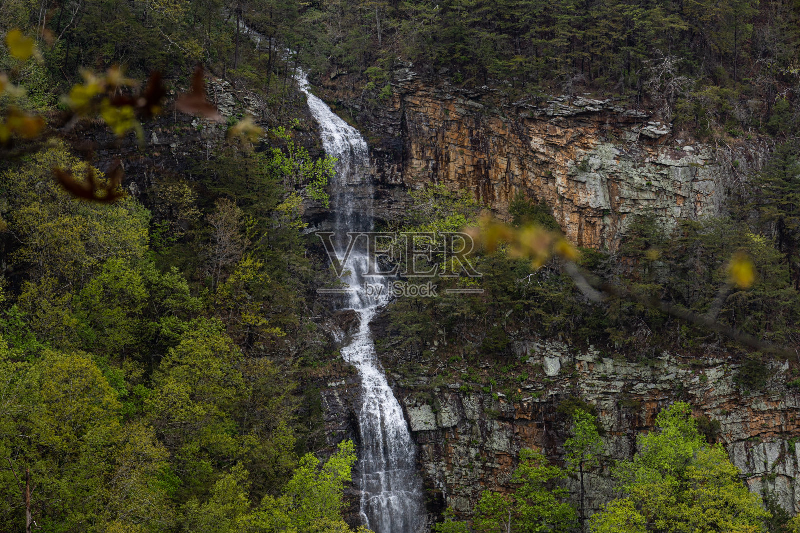 田纳西州查塔努加市悬崖上瀑布的风景照片摄影图片