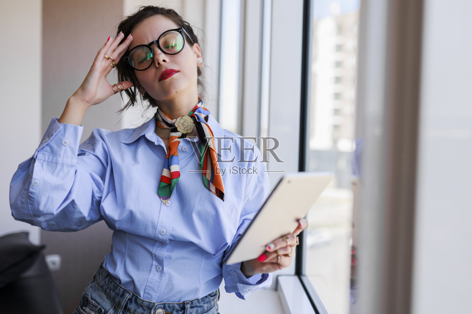 女商人在办公室工作时遇到问题照片摄影图片