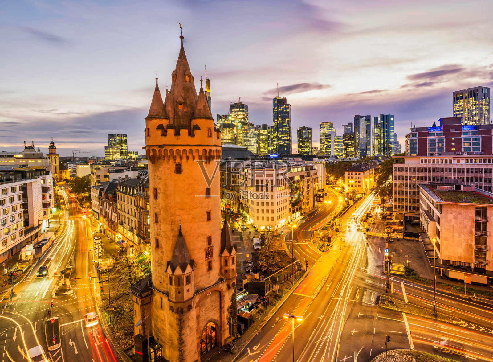 全景拍摄的艾申海姆塔，旧和新的法兰克福城市建筑在夜间照明照片摄影图片