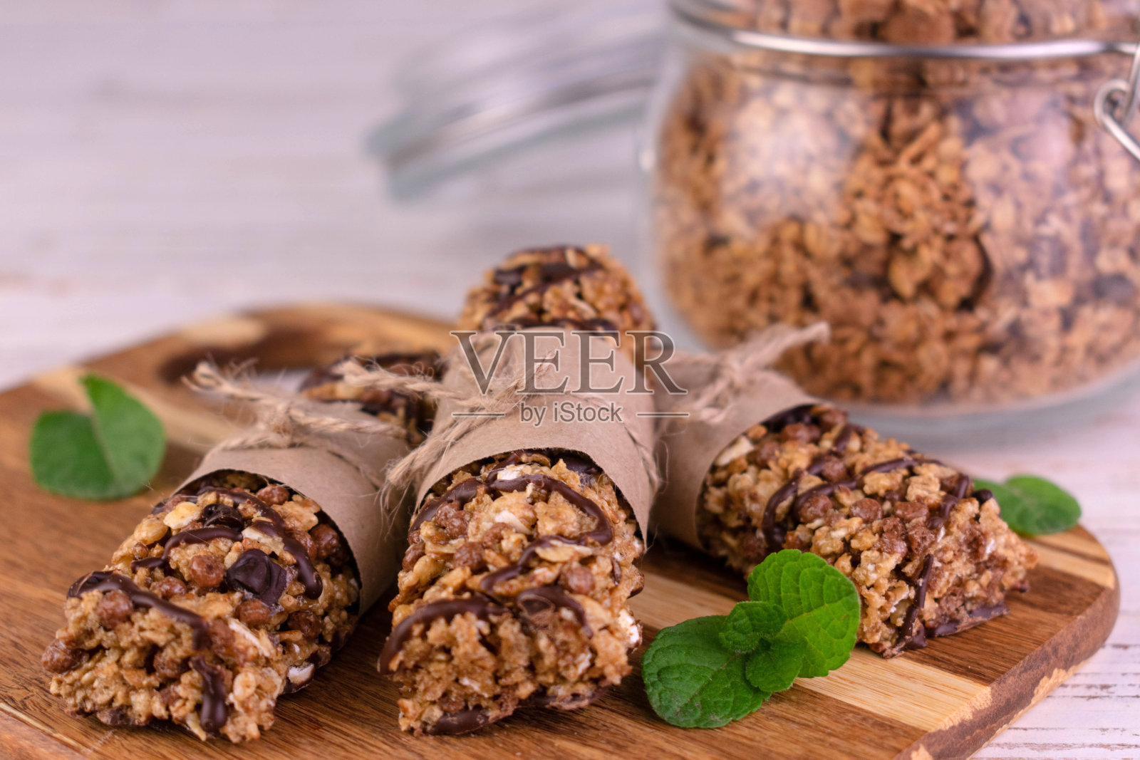 自制燕麦棒放在木板上，特写。照片摄影图片