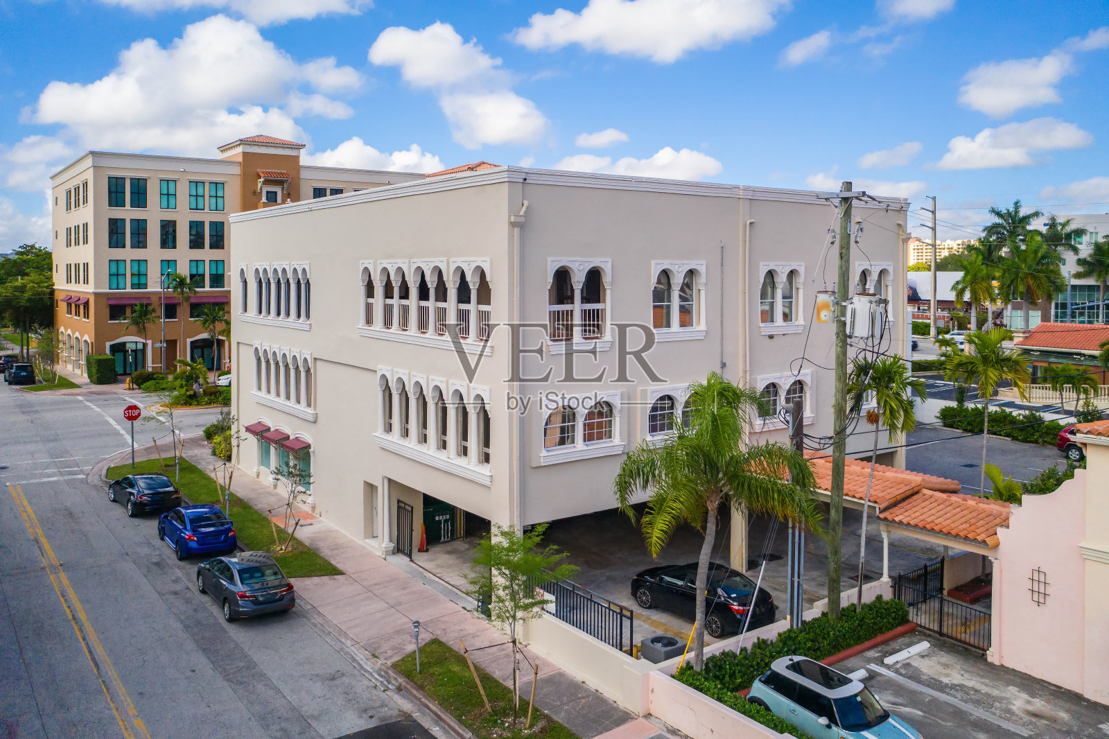 米色殖民风格建筑的立面照片摄影图片