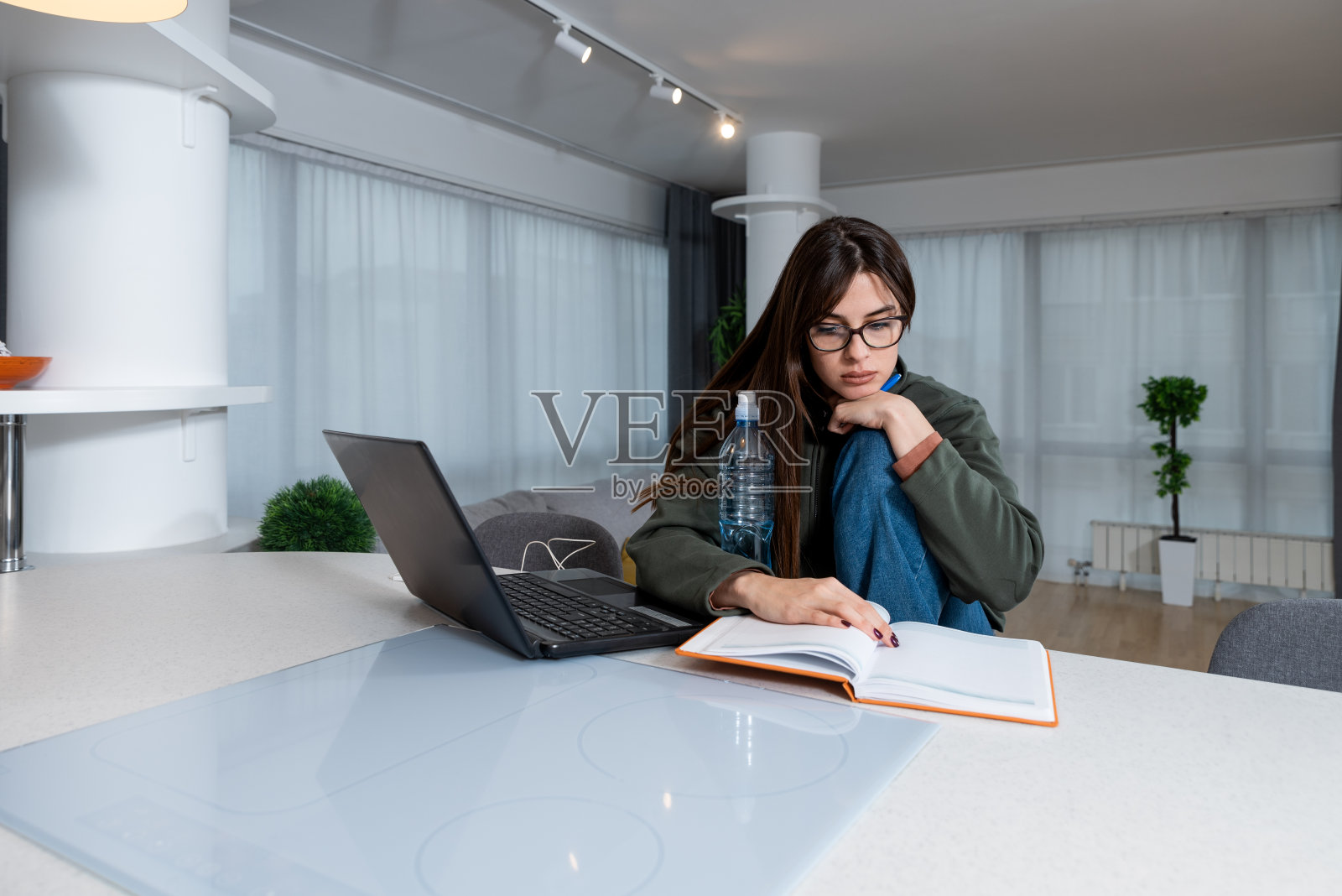 年轻的待业女商人，经济学家，银行专家，准备与银行人力资源经理面试。自由职业者女孩阅读和检查求职申请统计。照片摄影图片