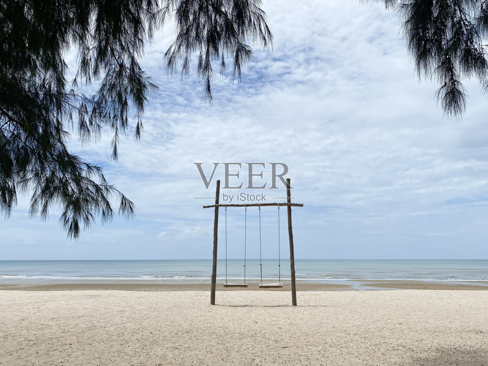 美丽的秋千在海滩夏天的看法照片摄影图片