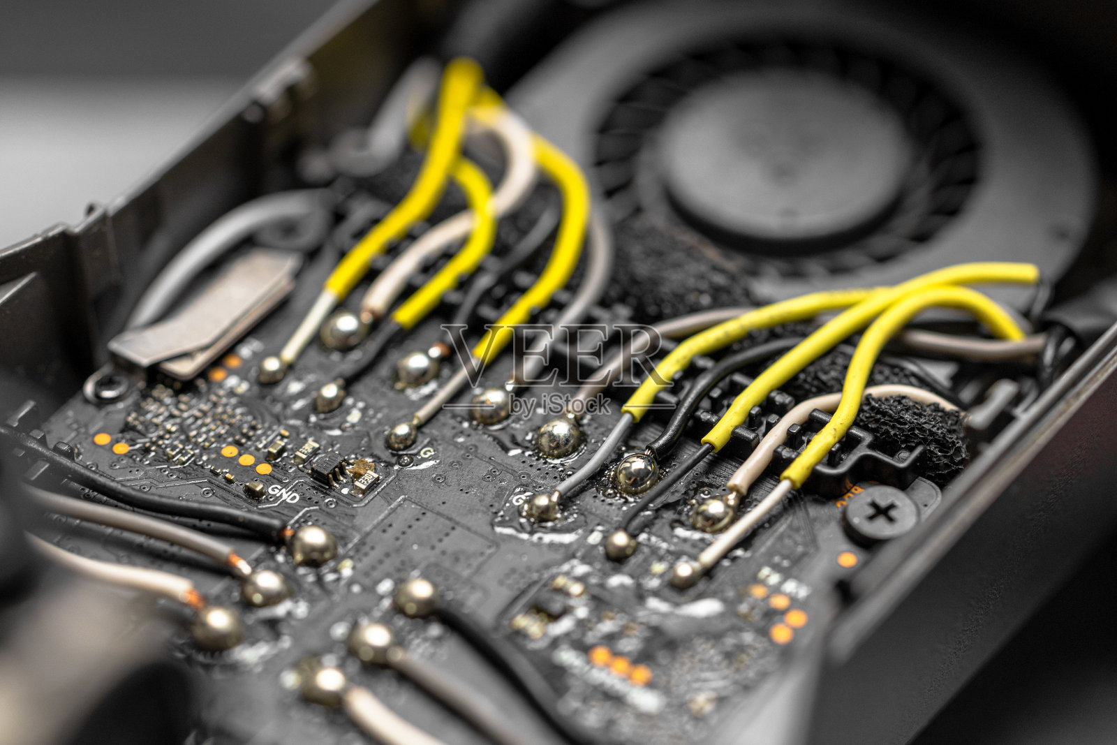 拆卸四轴飞行器，四轴飞行器坠落后维修，服务中心照片摄影图片