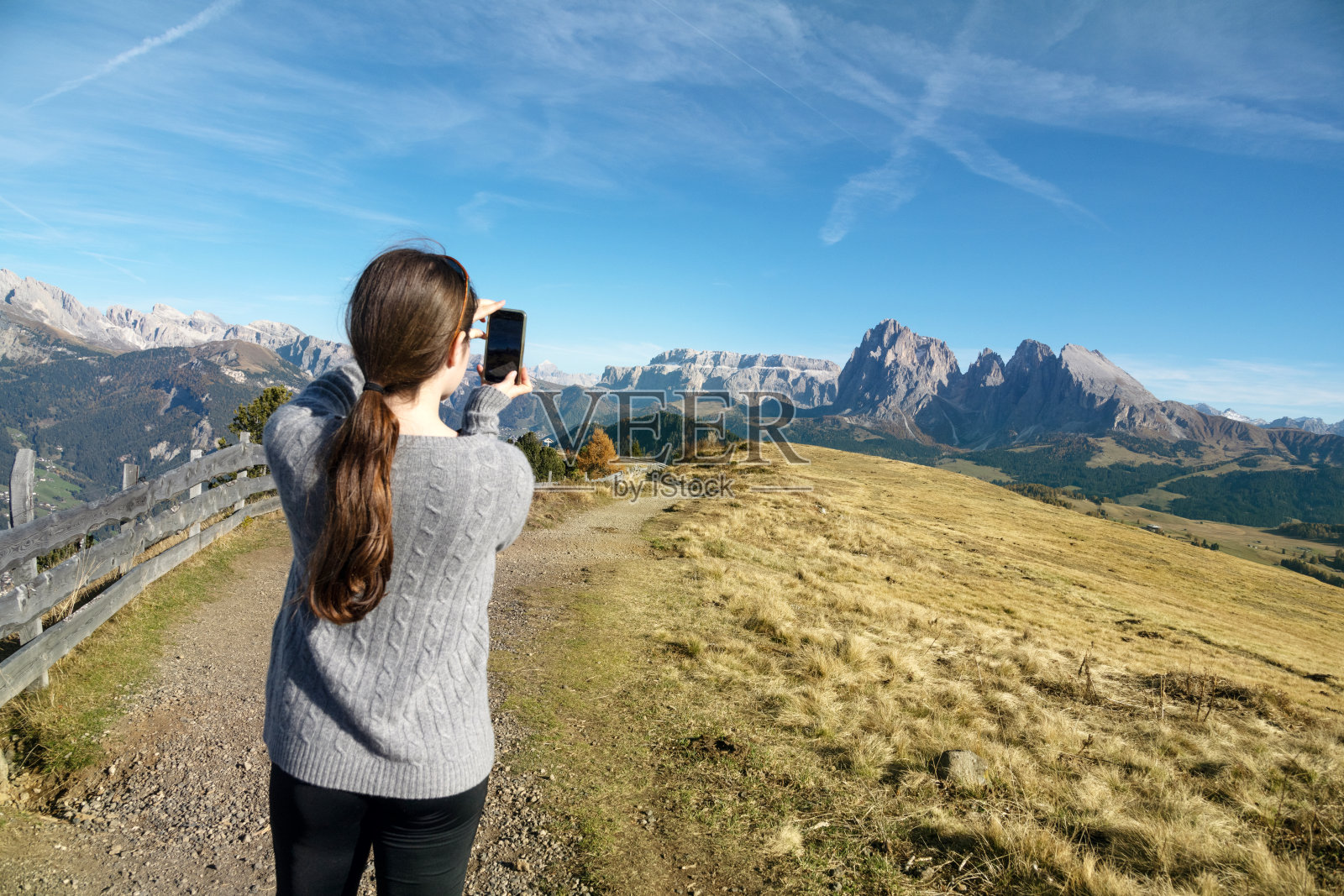 年轻的少女在山上拍照照片摄影图片