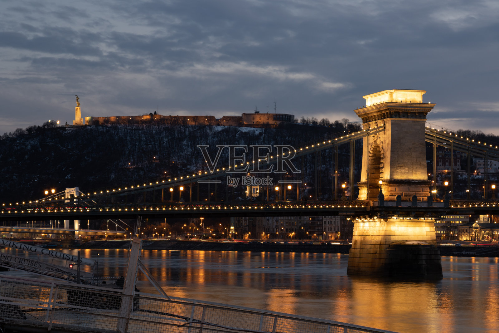 匈牙利布达佩斯的铁链桥和盖勒特山照片摄影图片