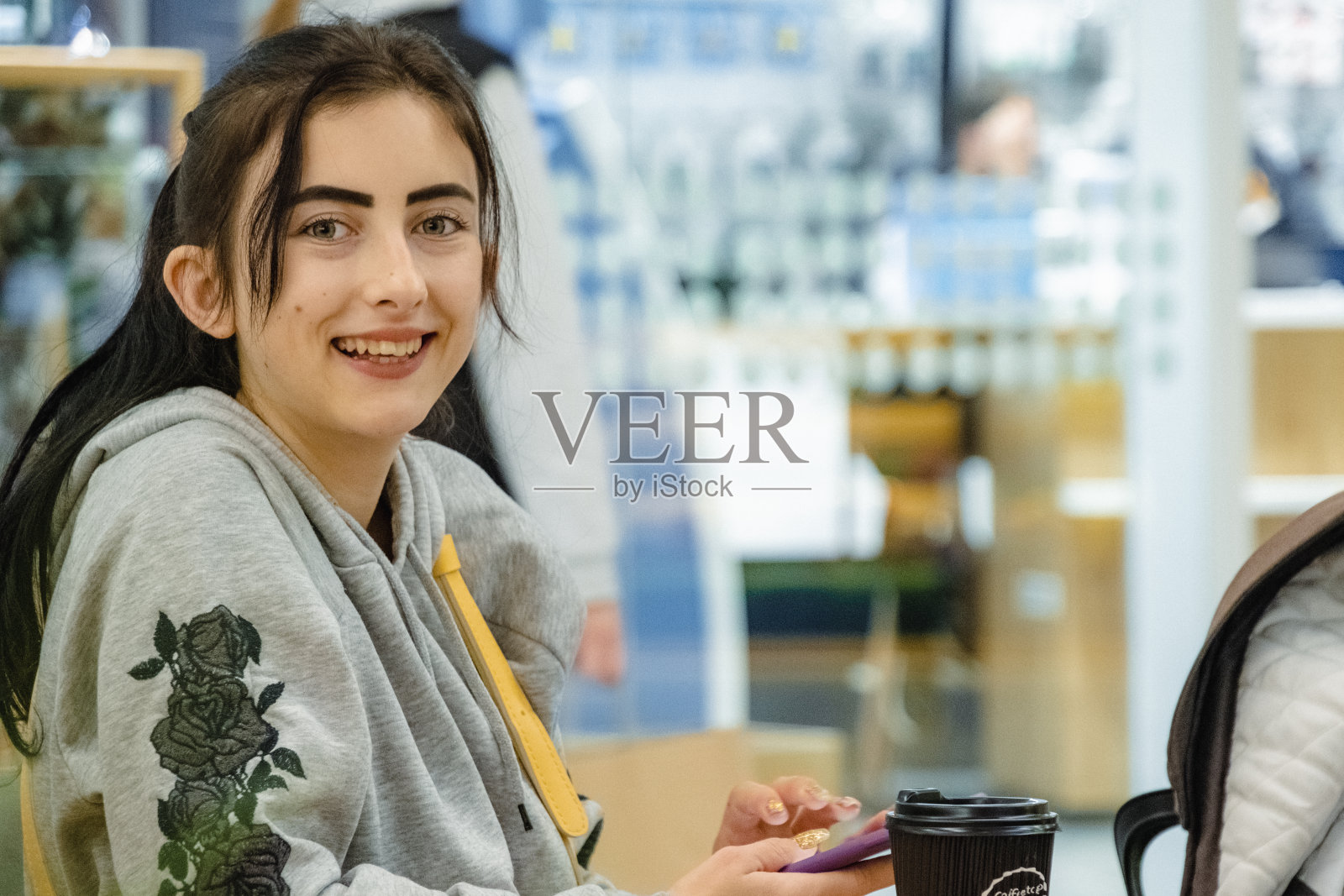 女人去市场，桌上放着咖啡，喜欢购物照片摄影图片