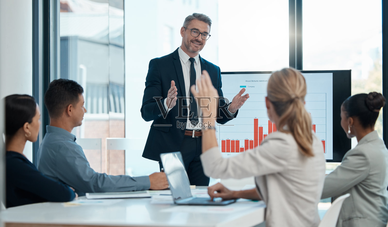 商务人士介绍，问题反馈和规划想法，公司讨论和会议协作在现代办公室。公司经理在kpi销售数据研讨会上指导执行团队照片摄影图片