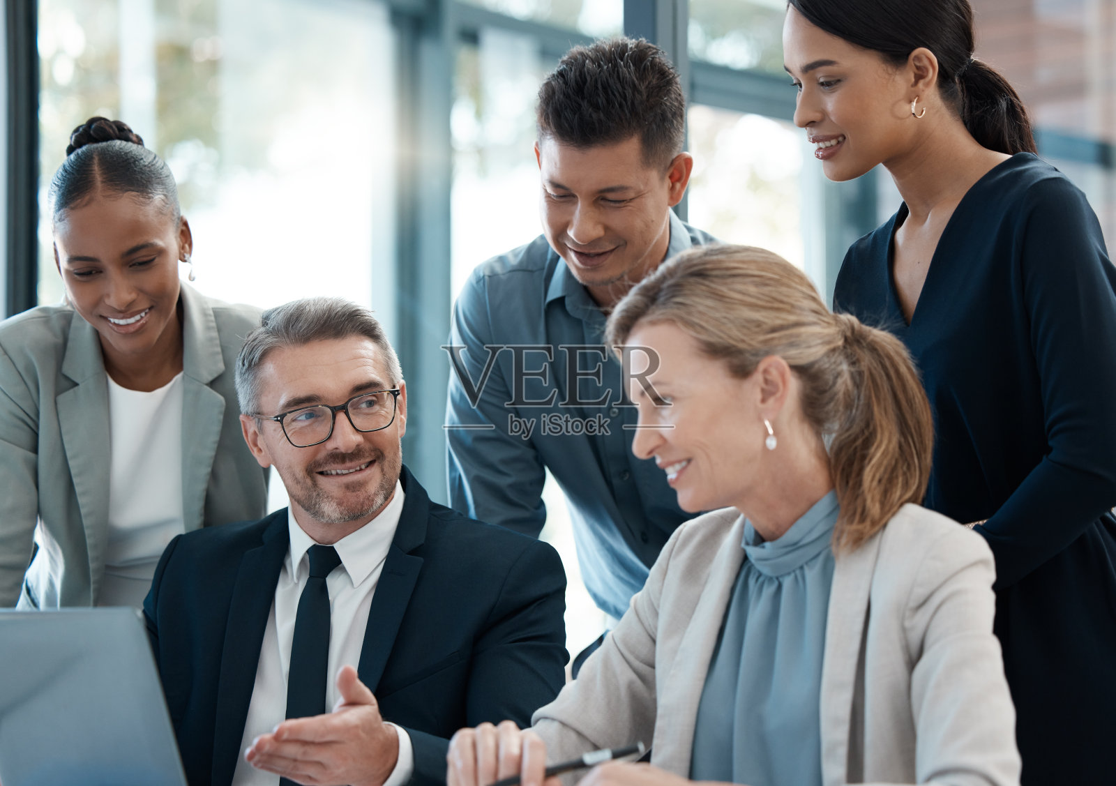 商务人员，笔记本电脑和团队协作在办公室规划，战略和分享想法。一群员工在团队合作中进行营销计划，一起在电脑上工作照片摄影图片