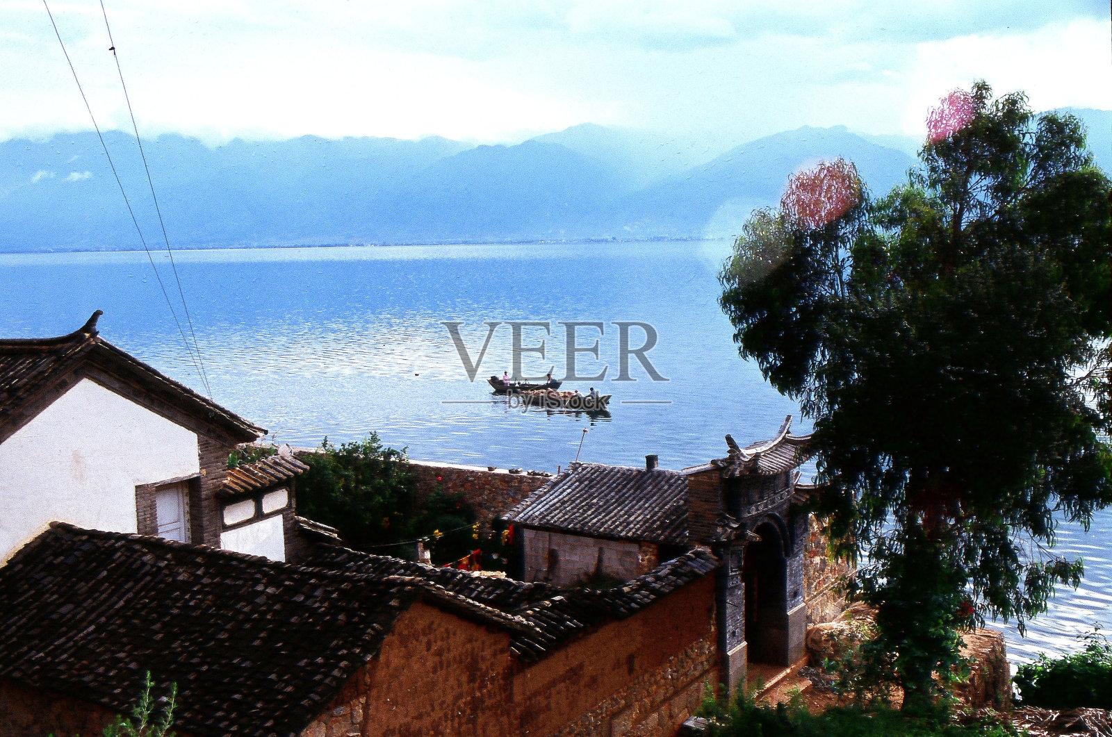 大理洱海上的运输船照片摄影图片