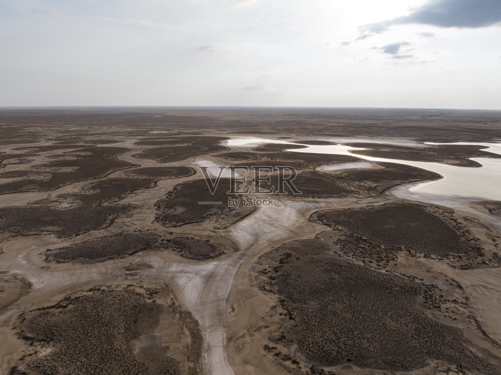 湖泊的自然形状和纹理照片摄影图片