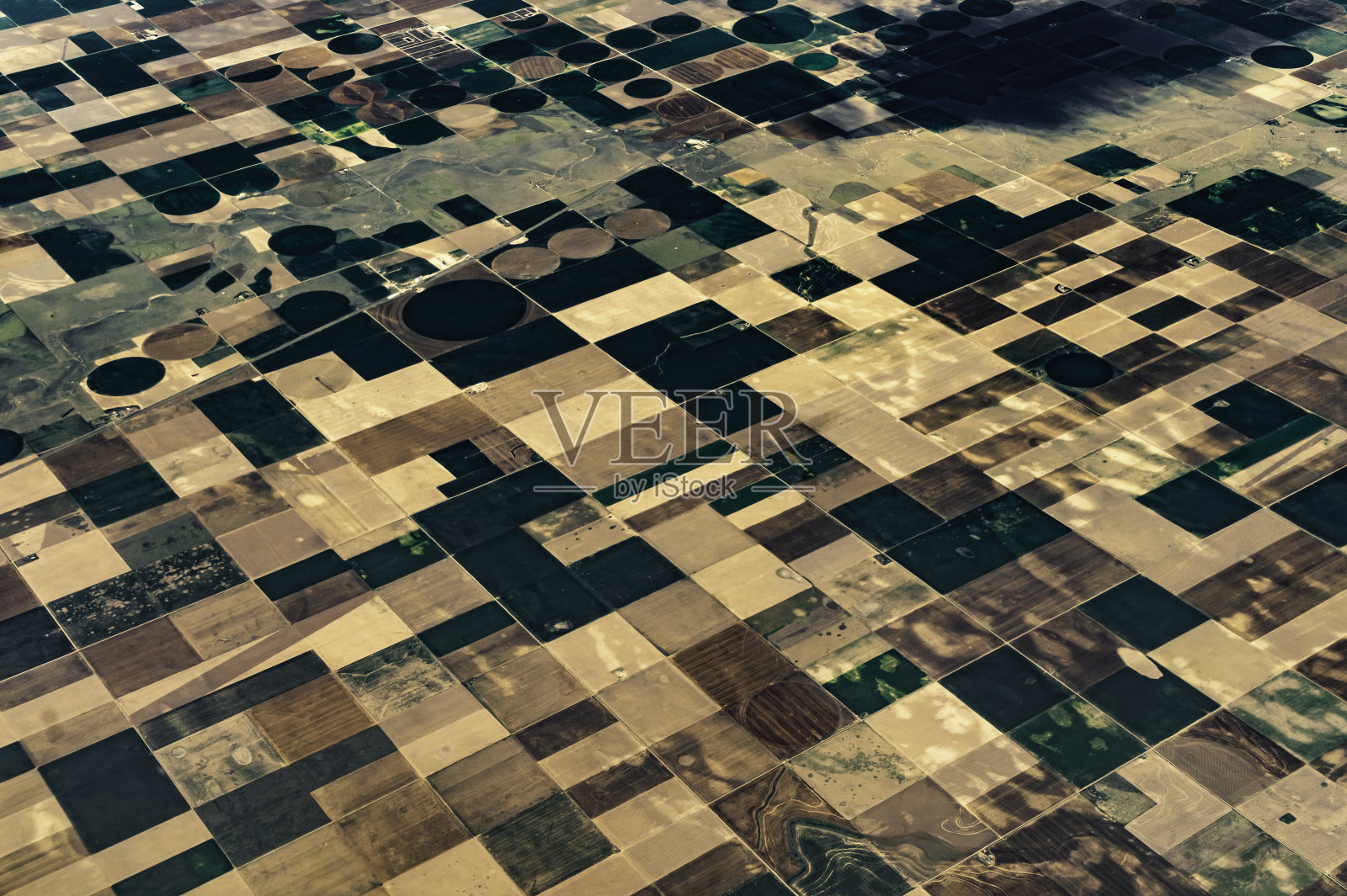从地面俯瞰，空中景观麦田圈和农田格局照片摄影图片