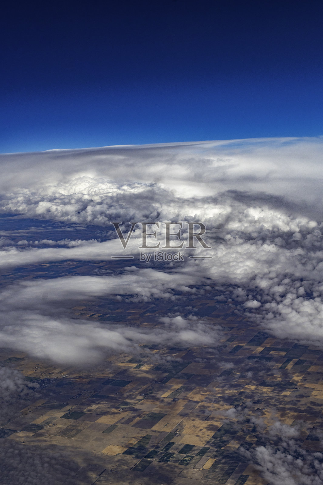 从高空俯瞰地球，空中景观麦田圈和农田照片摄影图片