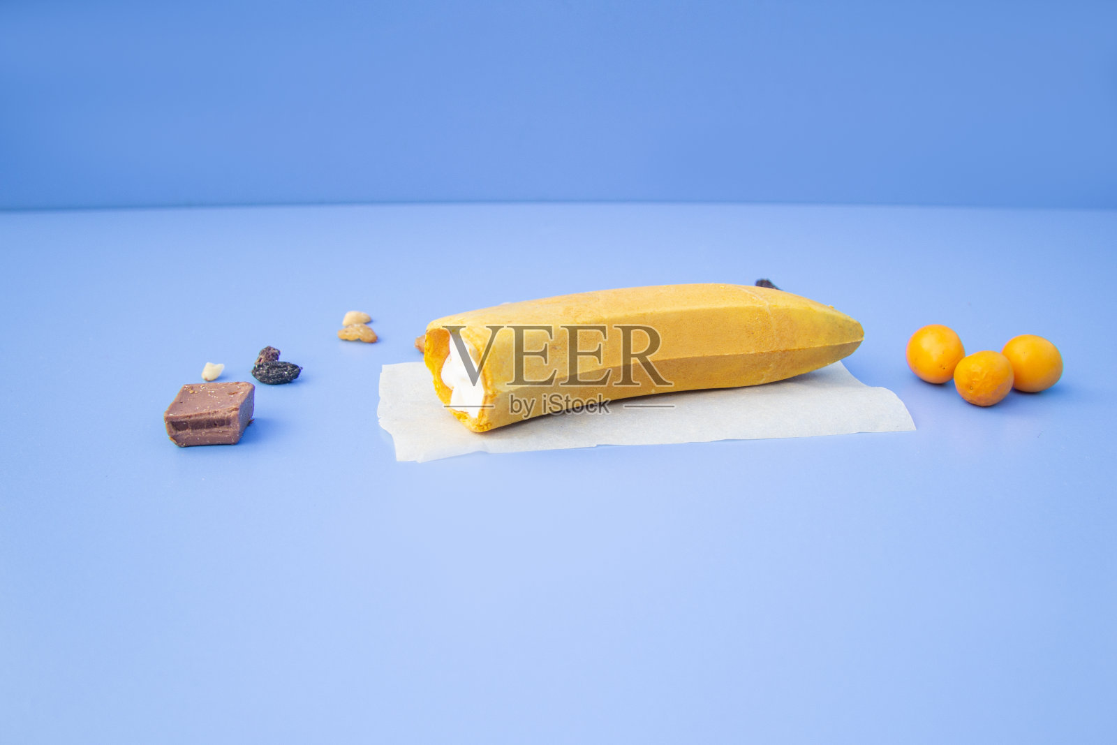 蓝色的背景上摆着香蕉形状的冰淇淋照片摄影图片