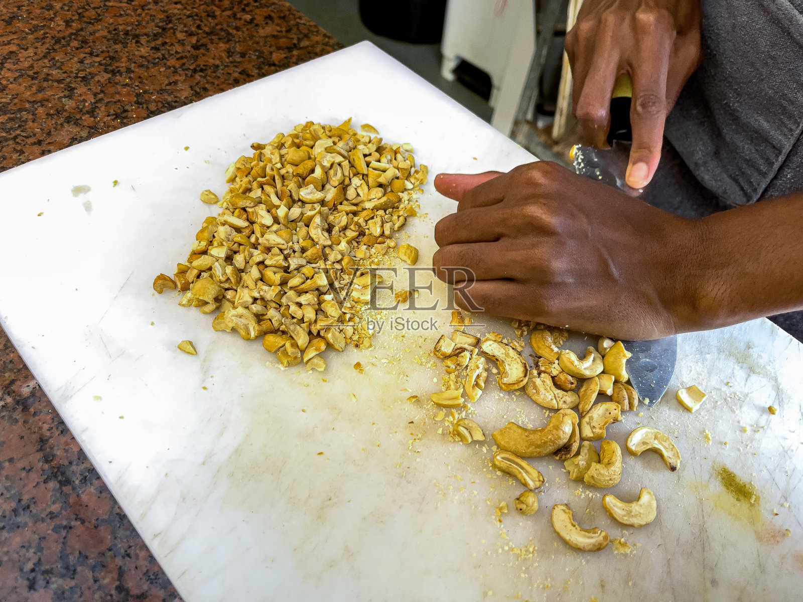 手工研磨腰果来准备法罗法照片摄影图片